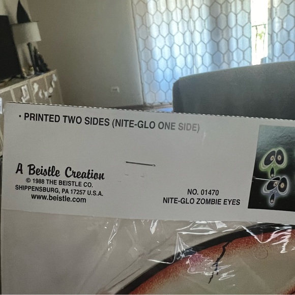 NWT Beistle Halloween Skull Glow in the Dark Die Cut - Picture 5 of 5